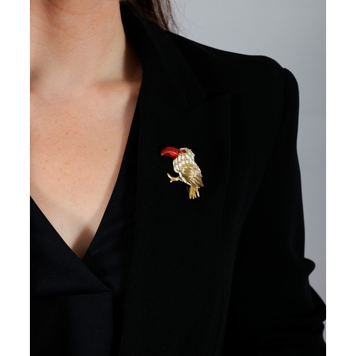 68 - AN ENAMEL AND RUBY NOVELTY BIRD BROOCH, ITALIAN, CIRCA 1965  Designed as a stylised toucan, beak app... 