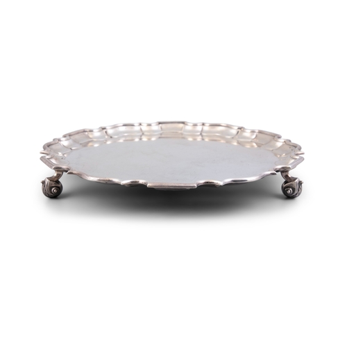 172 - A GEORGE V SILVER SALVER WITH PLAIN PIE CRUST RIM,  London 1910, mark of Goldsmiths and Silversmiths... 