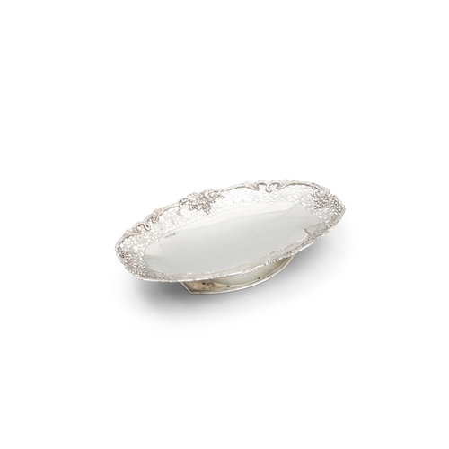 93 - AN OVAL SILVER FRUIT DISH,  Sheffield, c.1947 mark of Frank Cobb & Co. Ltd, the rim pierced, chased ... 