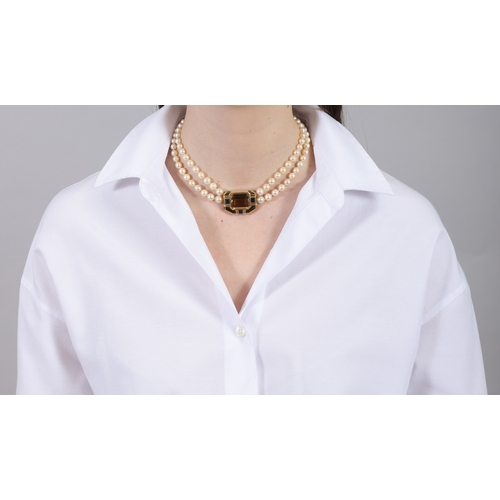 211 - A CITRINE, CULTURED PEARL AND SAPPHIRE CHOKER NECKLACE  The polished cut-cornered clasp with reeded ... 