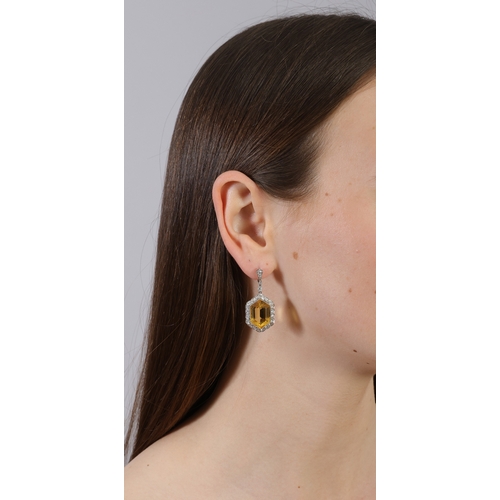 44 - A PAIR OF CITRINE AND DIAMOND EARRIN 18K gold  Each hexagon-shaped citrine within millegrain collet-... 