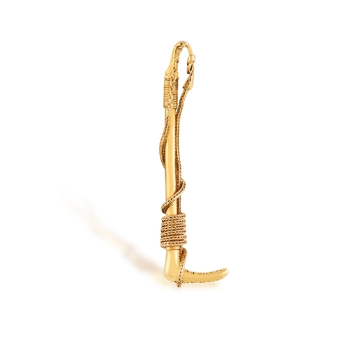 80 - HERMÈS: A GOLD BROOCH, CIRCA 1960  Designed as a riding crop, with ropetwist detailing, in 18K gold,... 
