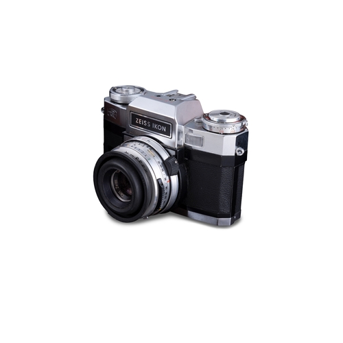 269 - A COLLECTION OF VINTAGE CAMERAS   including  - Three Rolleiflex examples with original cases, includ... 