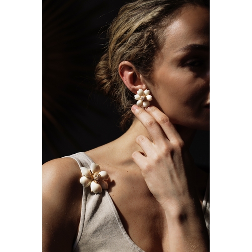 114 - VAN CLEEF & ARPELS: A RARE AND COLLECTIBLE CORAL AND DIAMOND DEMI-PARURE 'ROSE DE NOËL', CIRCA 1975 ... 