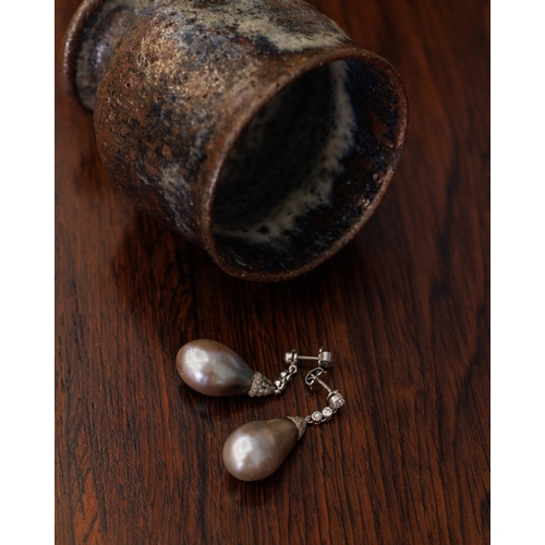 67 - A RARE AND IMPORTANT PAIR OF EARLY 20TH CENTURY PEARL AND DIAMOND PENDENT EARRINGS

The private coll... 