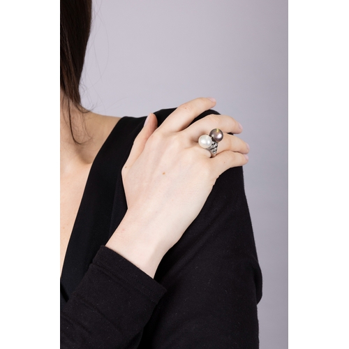 68 - AN EARLY 20TH CENTURY PEARL, ENAMEL AND DIAMOND RING, CIRCA 1920

The private collection of a Contin... 