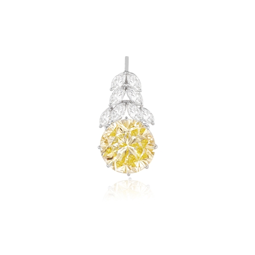 71 - AN IMPORTANT DIAMOND PENDANT

The private collection of a Continental Lady (lot 67 to 71)

* No inte... 