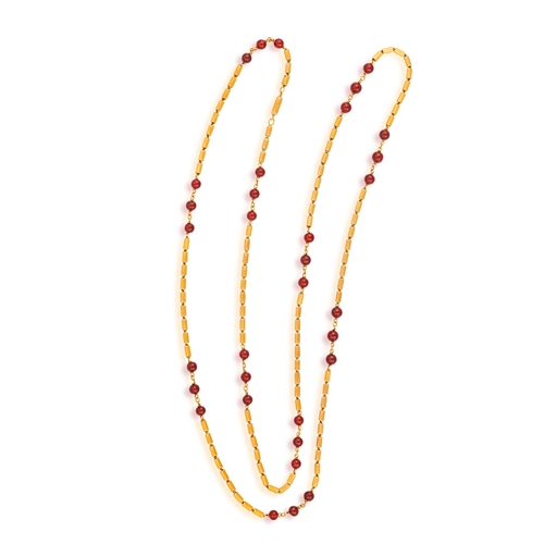78 - GIANMARIA BUCCELLATI: A GARNET AND GOLD LONGCHAIN NECKLACE, CIRCA 1970  The fancy-link sautoir compo... 