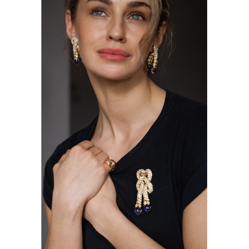 89 - RENÉ BOIVIN, DESIGNED BY JULIETTE MOUTARD: A RARE AND COLLECTIBLE SAPPHIRE AND DIAMOND 'NOEUD DE PAS... 