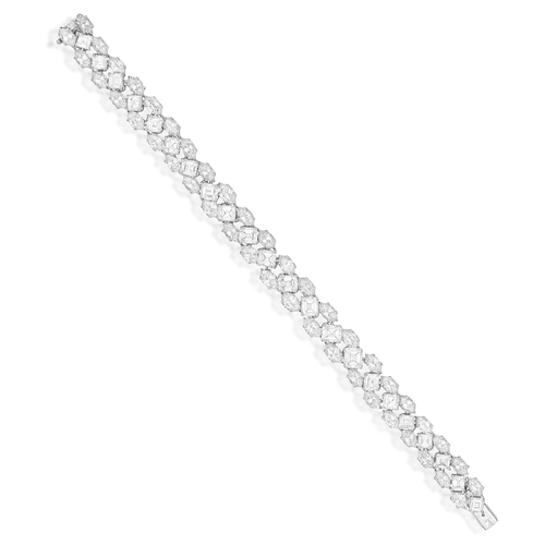 96 - ATTRIBUTED TO HARRY WINSTON: A FINE DIAMOND DEMI-PARURE, CIRCA 1970

* No internet bidding *

Compos... 