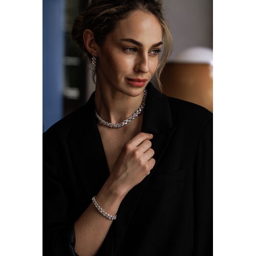 96 - ATTRIBUTED TO HARRY WINSTON: A FINE DIAMOND DEMI-PARURE, CIRCA 1970

* No internet bidding *

Compos... 