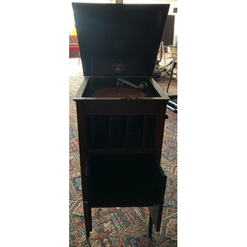 42 - A Columbia Grafonola freestanding wind up Gramophone player, working order, lovely condition - colle... 