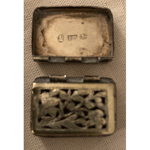 139 - Small HM silver vinaigrette with broken hinge pins, 25mm x 18mm