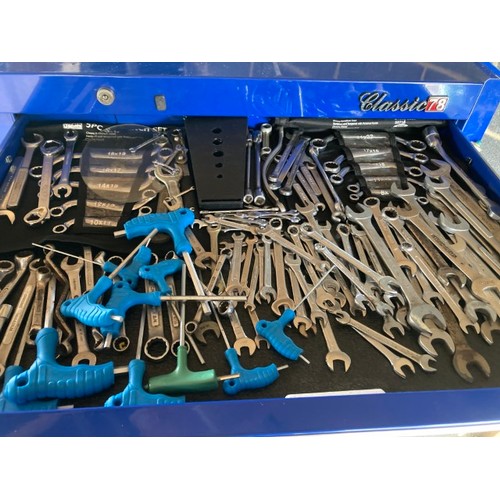 46 - A Splendidly presented Snap-On Classic 78 chest on chest toolbox in blue. Contains numerous tools by... 