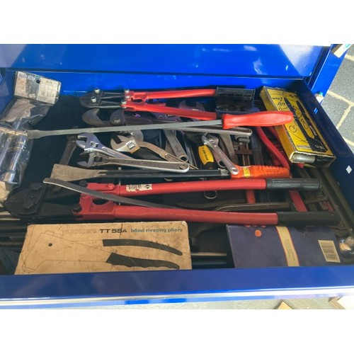 46 - A Splendidly presented Snap-On Classic 78 chest on chest toolbox in blue. Contains numerous tools by... 