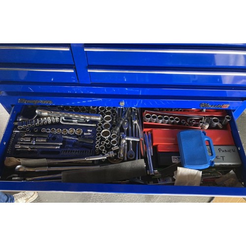 46 - A Splendidly presented Snap-On Classic 78 chest on chest toolbox in blue. Contains numerous tools by... 