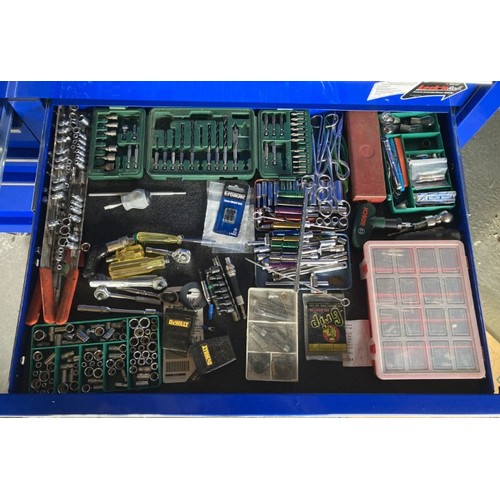 46 - A Splendidly presented Snap-On Classic 78 chest on chest toolbox in blue. Contains numerous tools by... 