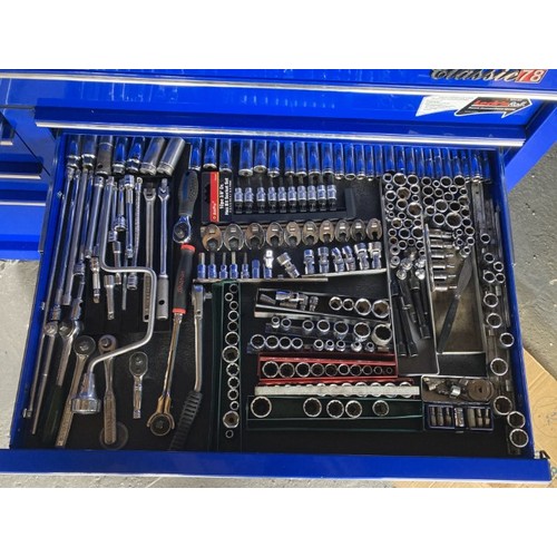 46 - A Splendidly presented Snap-On Classic 78 chest on chest toolbox in blue. Contains numerous tools by... 