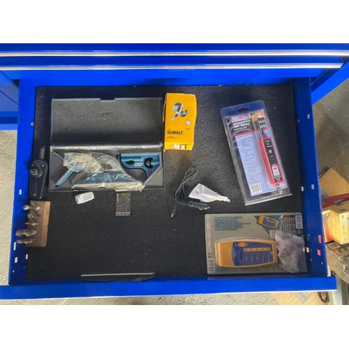 46 - A Splendidly presented Snap-On Classic 78 chest on chest toolbox in blue. Contains numerous tools by... 