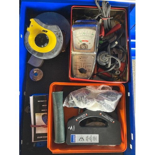 46 - A Splendidly presented Snap-On Classic 78 chest on chest toolbox in blue. Contains numerous tools by... 