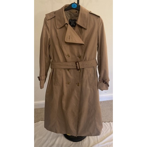 62 - Vintage Burberry beige trench coat with belt and quilted liner - armpit to armpit 55cm, 112cm L appr... 