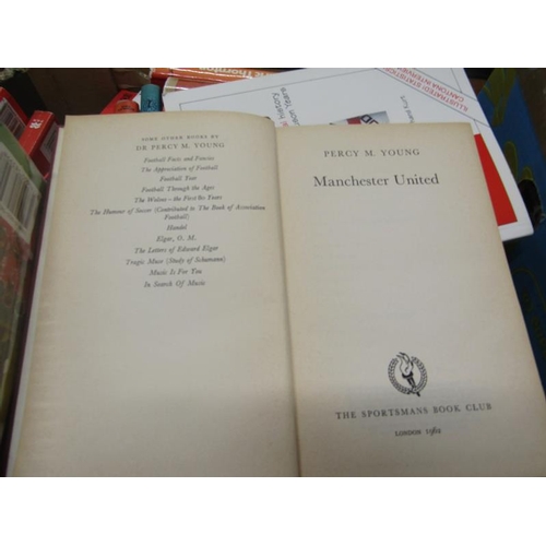 1044 - FIVE BOXES OF BOOKS RELATING TO MANCHESTER UNITED FOOTBALL CLUB AND THEIR PLAYERS TO INCLUDE MANCHES... 