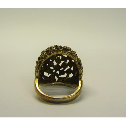 196 - A 1950s 9ct gold rubble ring - ring size M/N.  9.5g.