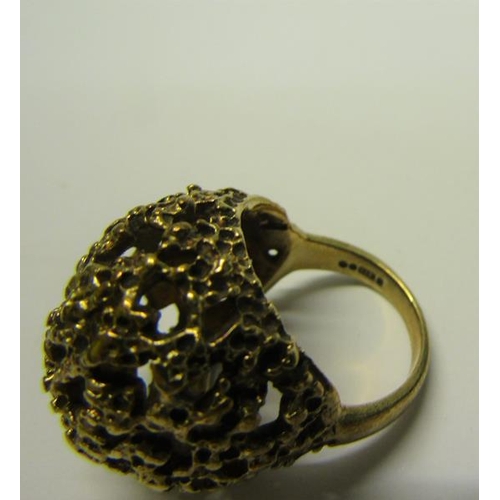 196 - A 1950s 9ct gold rubble ring - ring size M/N.  9.5g.