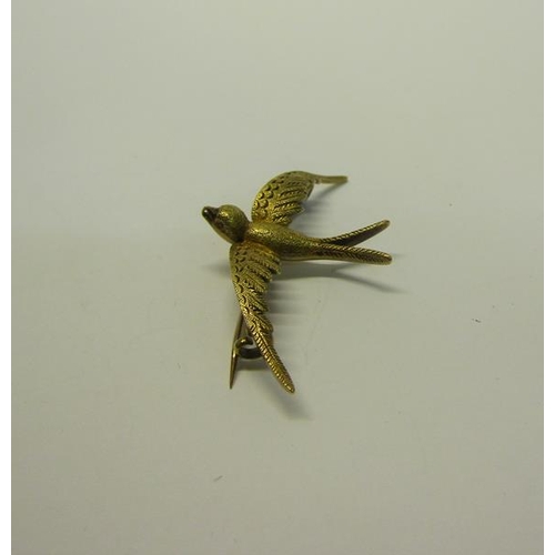 203 - A 15ct gold Bluebird brooch - 4.5cms w.  4.2g.