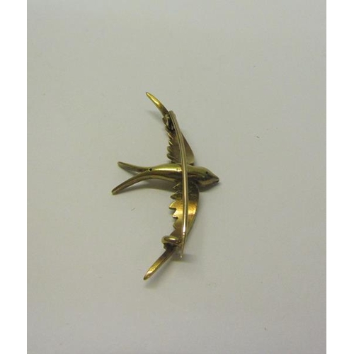 203 - A 15ct gold Bluebird brooch - 4.5cms w.  4.2g.