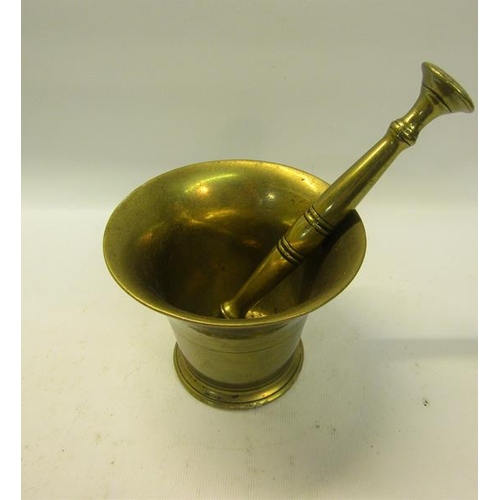 54 - A late 18/early 19c brass mortar and pestle, the mortar with 13cm mouth, 10cm h.