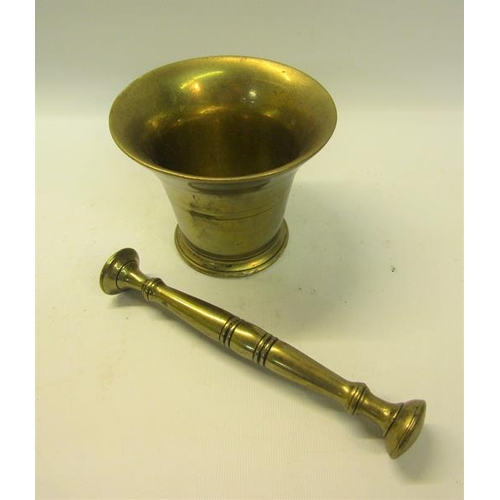 54 - A late 18/early 19c brass mortar and pestle, the mortar with 13cm mouth, 10cm h.