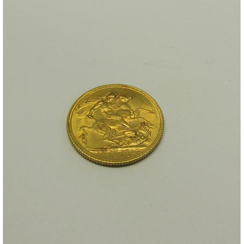 153 - A 1915 gold sovereign.