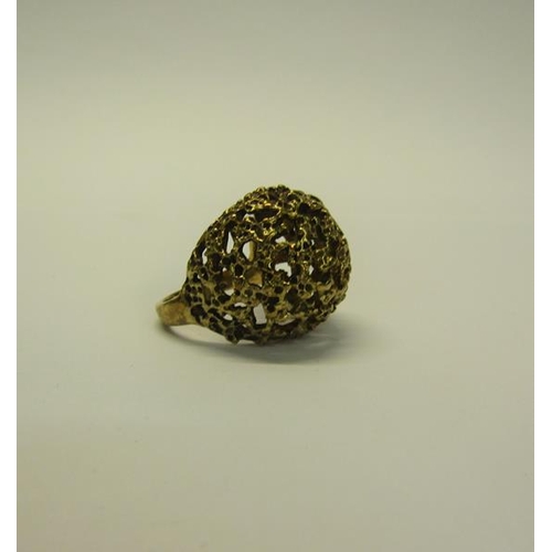 196 - A 1950s 9ct gold rubble ring - ring size M/N.  9.5g.