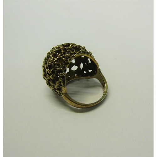 196 - A 1950s 9ct gold rubble ring - ring size M/N.  9.5g.