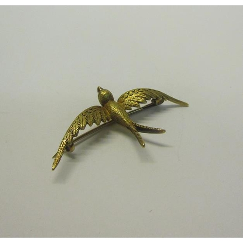 203 - A 15ct gold Bluebird brooch - 4.5cms w.  4.2g.