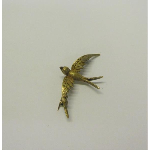 203 - A 15ct gold Bluebird brooch - 4.5cms w.  4.2g.