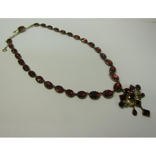 170 - A gold and Spinel set necklet with pendant, 40cms l. weight 26.2g.