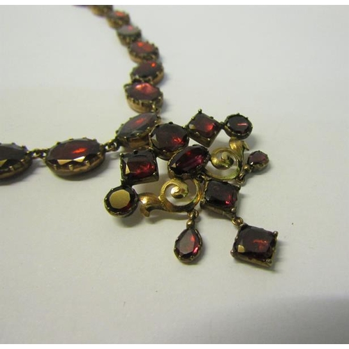 170 - A gold and Spinel set necklet with pendant, 40cms l. weight 26.2g.