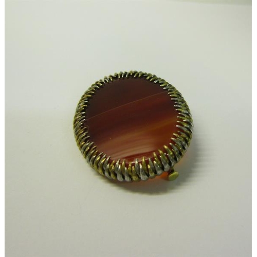 175 - A 14ct gold Agate set oval brooch, 4.5cms w.