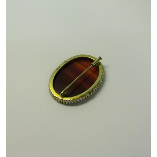 175 - A 14ct gold Agate set oval brooch, 4.5cms w.