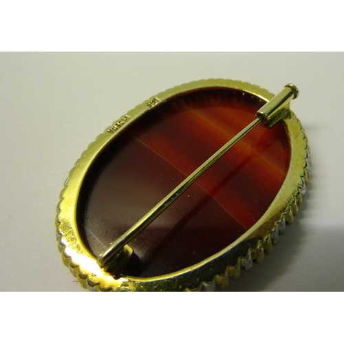 175 - A 14ct gold Agate set oval brooch, 4.5cms w.