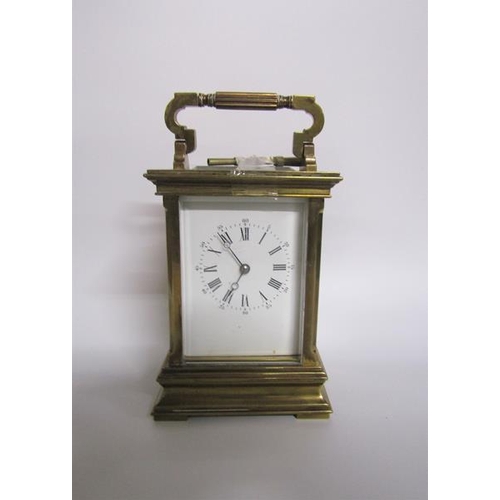 5 - A late 19c striking French carriage clock in glazed brass case with chamfered corner posts and mould... 