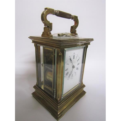 5 - A late 19c striking French carriage clock in glazed brass case with chamfered corner posts and mould... 