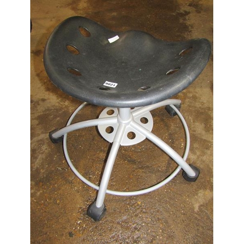 1286 - SMALL STOOL