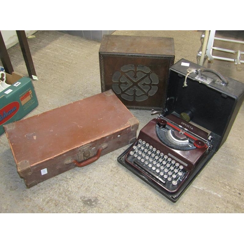 1534 - OLD SPEAKER AND TYPEWRITER IN CASE