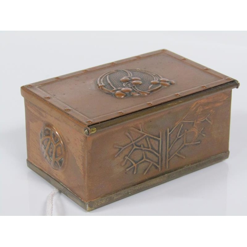 1744 - ARTS AND CRAFTS PERIOD COPPER VESTA BOX WITH INTERNAL STRIKE TO LID - 8cms W