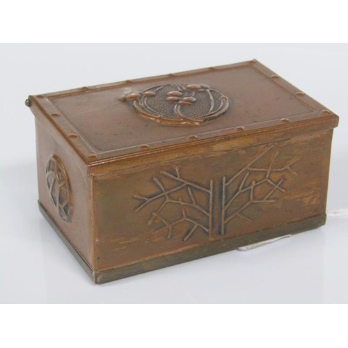 1744 - ARTS AND CRAFTS PERIOD COPPER VESTA BOX WITH INTERNAL STRIKE TO LID - 8cms W