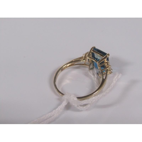 1843 - 9ct LONDON BLUE TOPAZ RING SIZE O