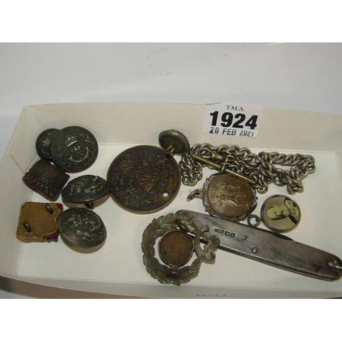 1924 - BOX OF SMALL ITEMS OF MILITARIA